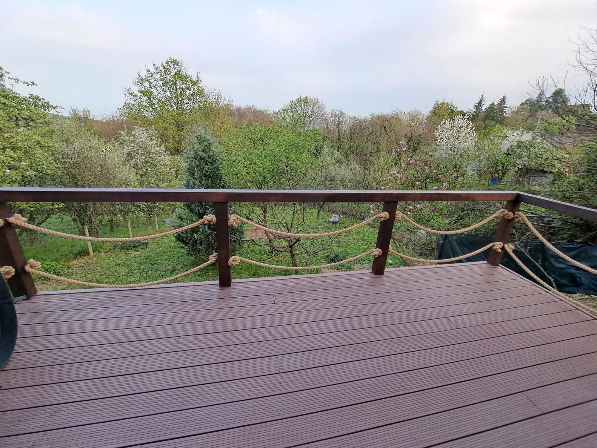 Pogled s terase Spa House Adrian prema zelenom dvorištu