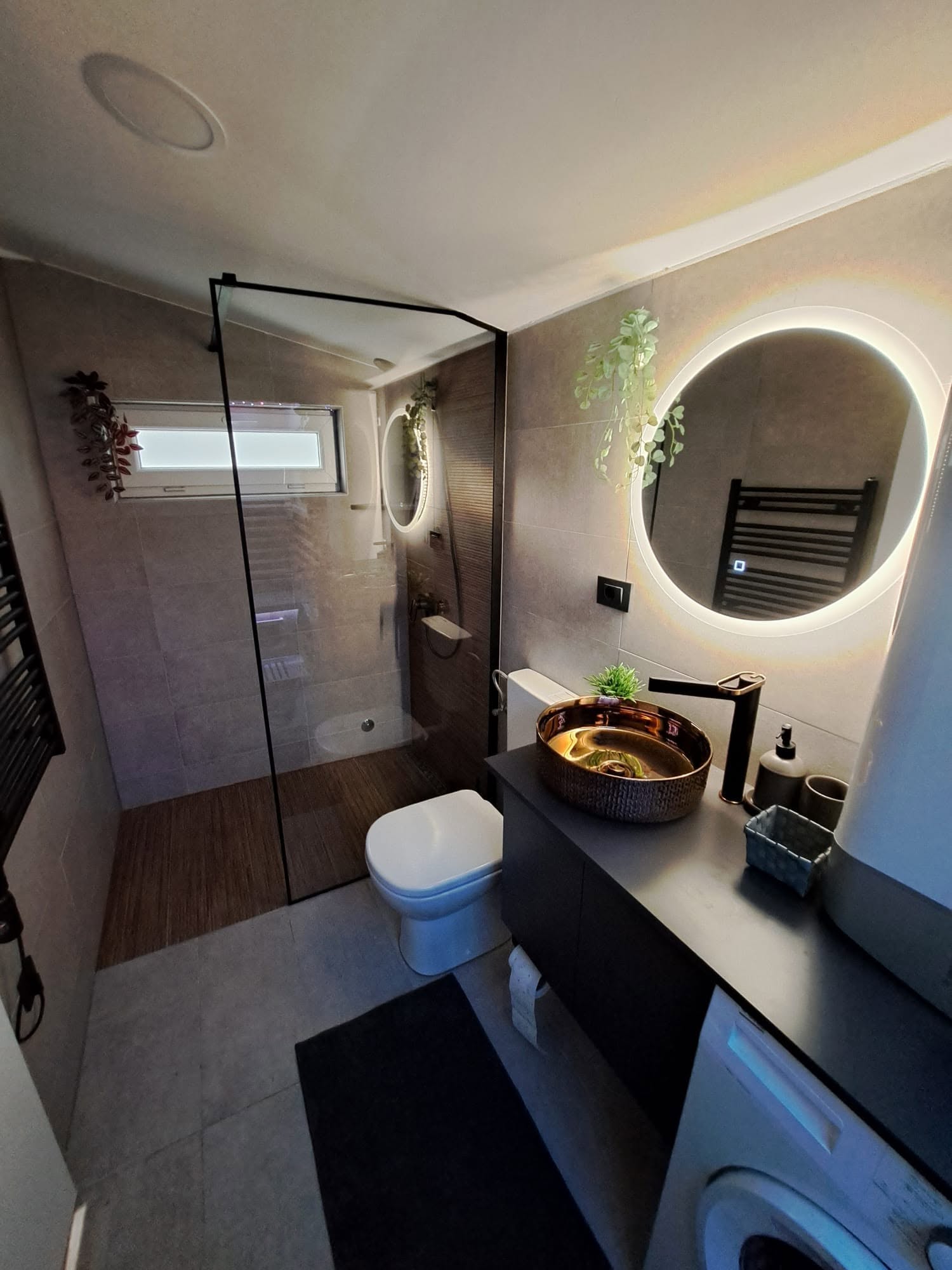 Kupaonica Spa House Adrian s osvijetljenim ogledalom i tušem