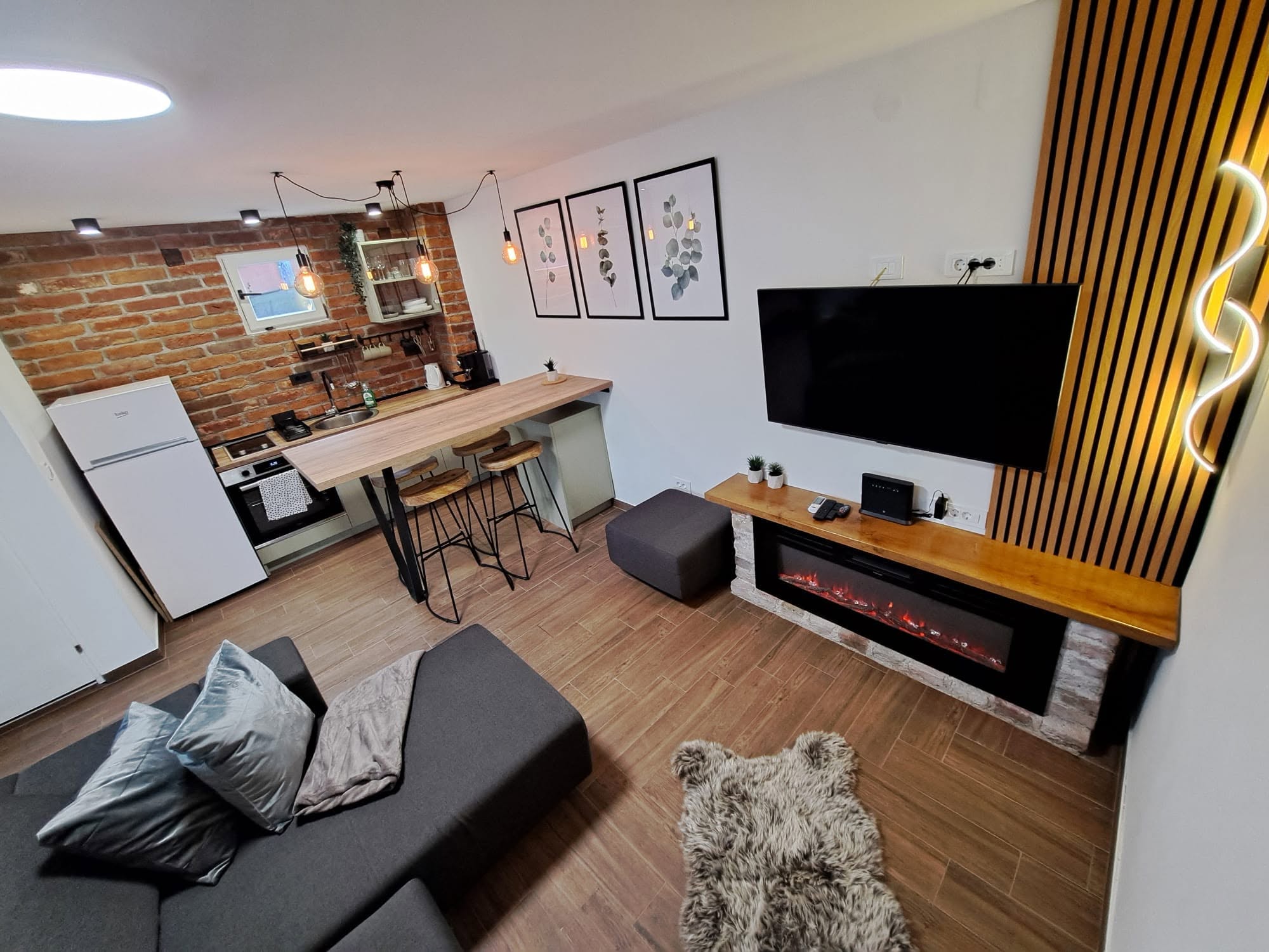 Topao dnevni boravak Spa House Adrian s kuhinjom, kaminom i velikim televizorom